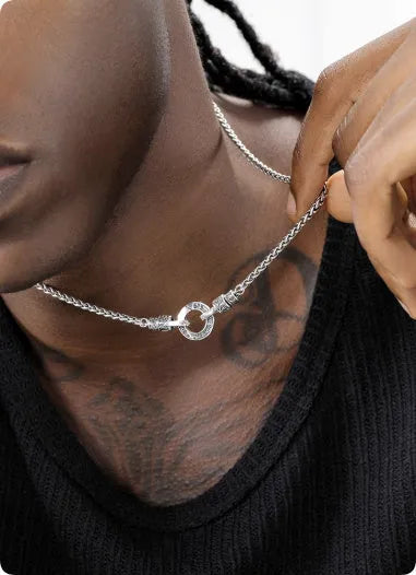 S925 sterling silver women's clavicle necklace on a model, showing the silver pendant and chain.