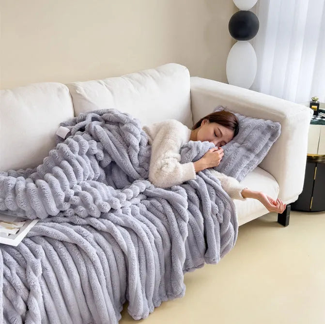 Soft Wind bubble velvet faux rabbit fur blanket in a solid colour, showing its double-sided texture.