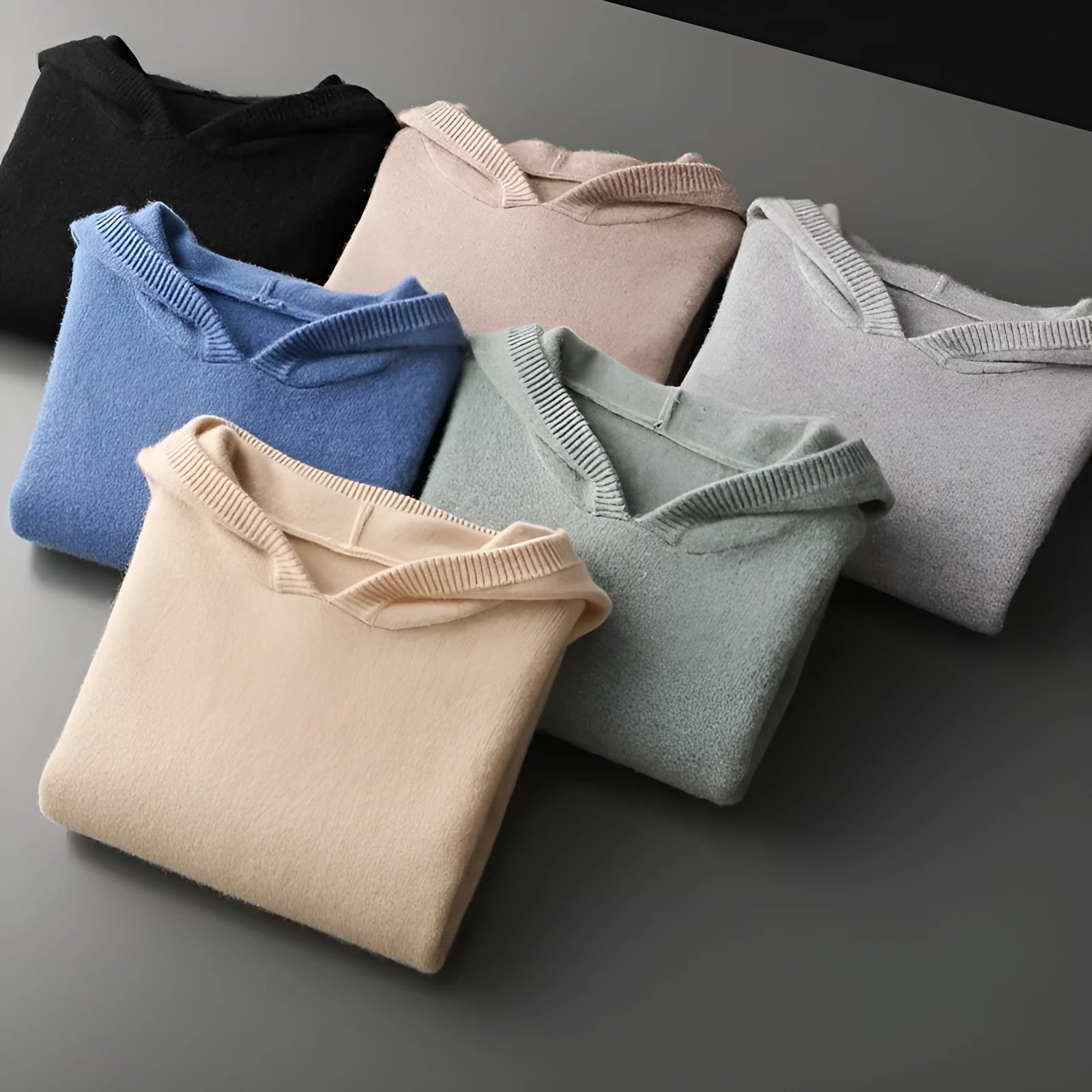 Men's cashmere hooded thickened sweater in solid colour, loose fit, long sleeves, front view