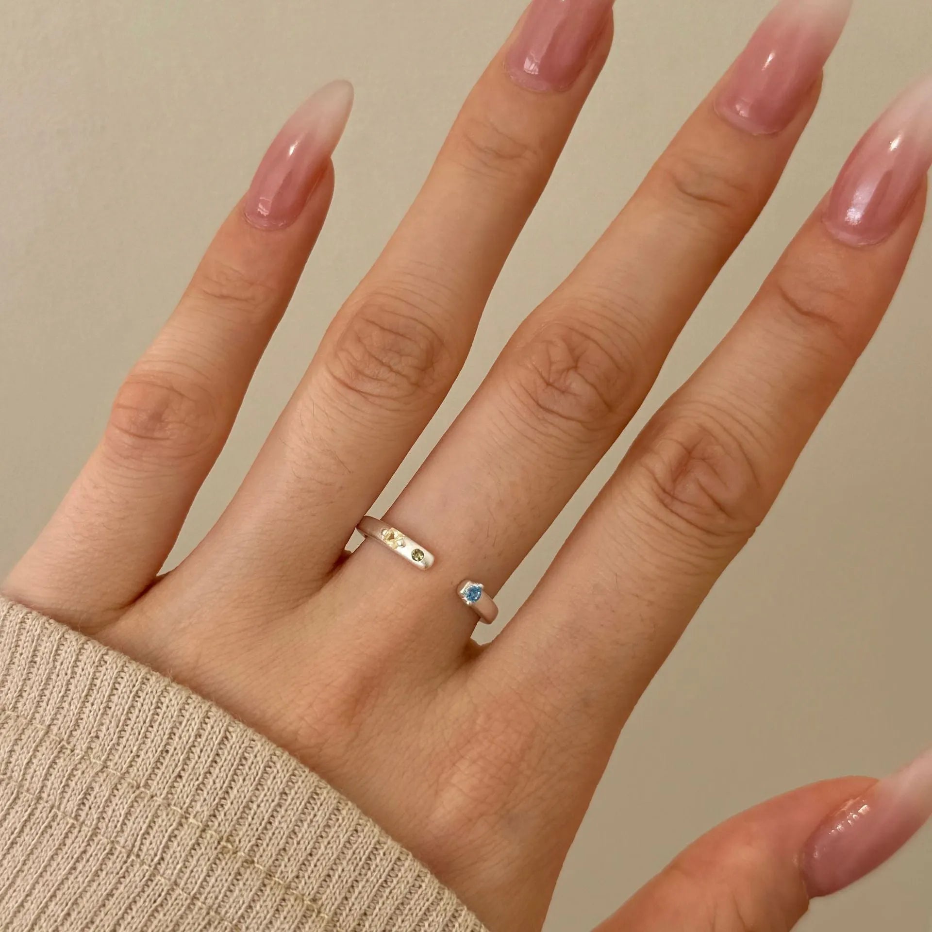Silver S925 sterling silver geometric ring with round oval and quadrangle shapes on finger