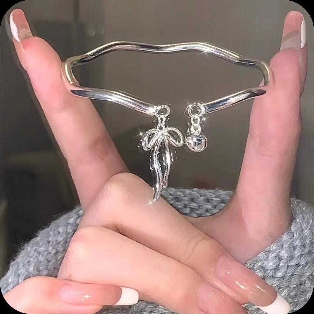 Silver bow adjustable women's bracelet with bell opening clasp in colour M1534