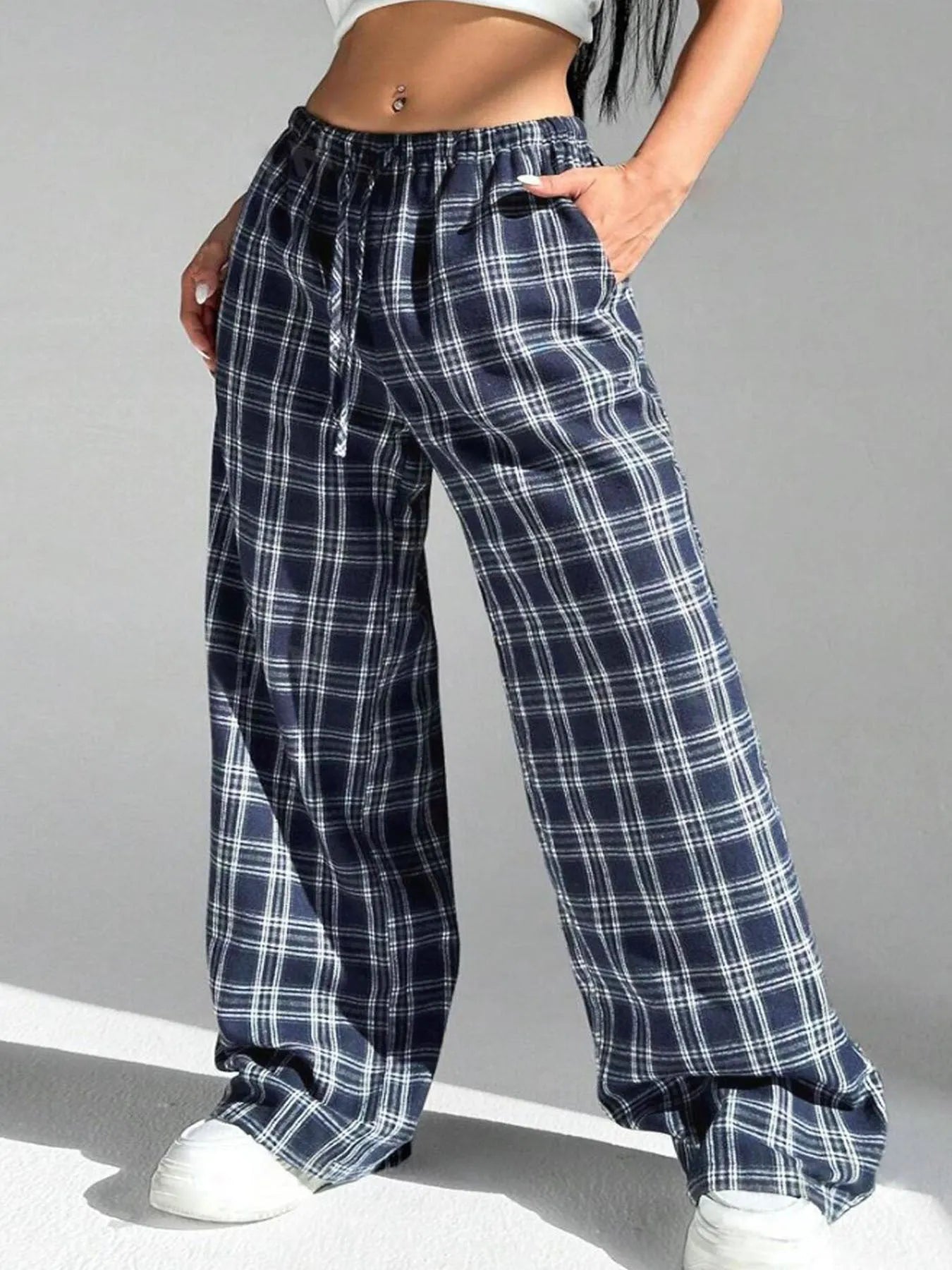 Women's plaid casual trousers with elastic drawstring waist and side pockets in blue colour