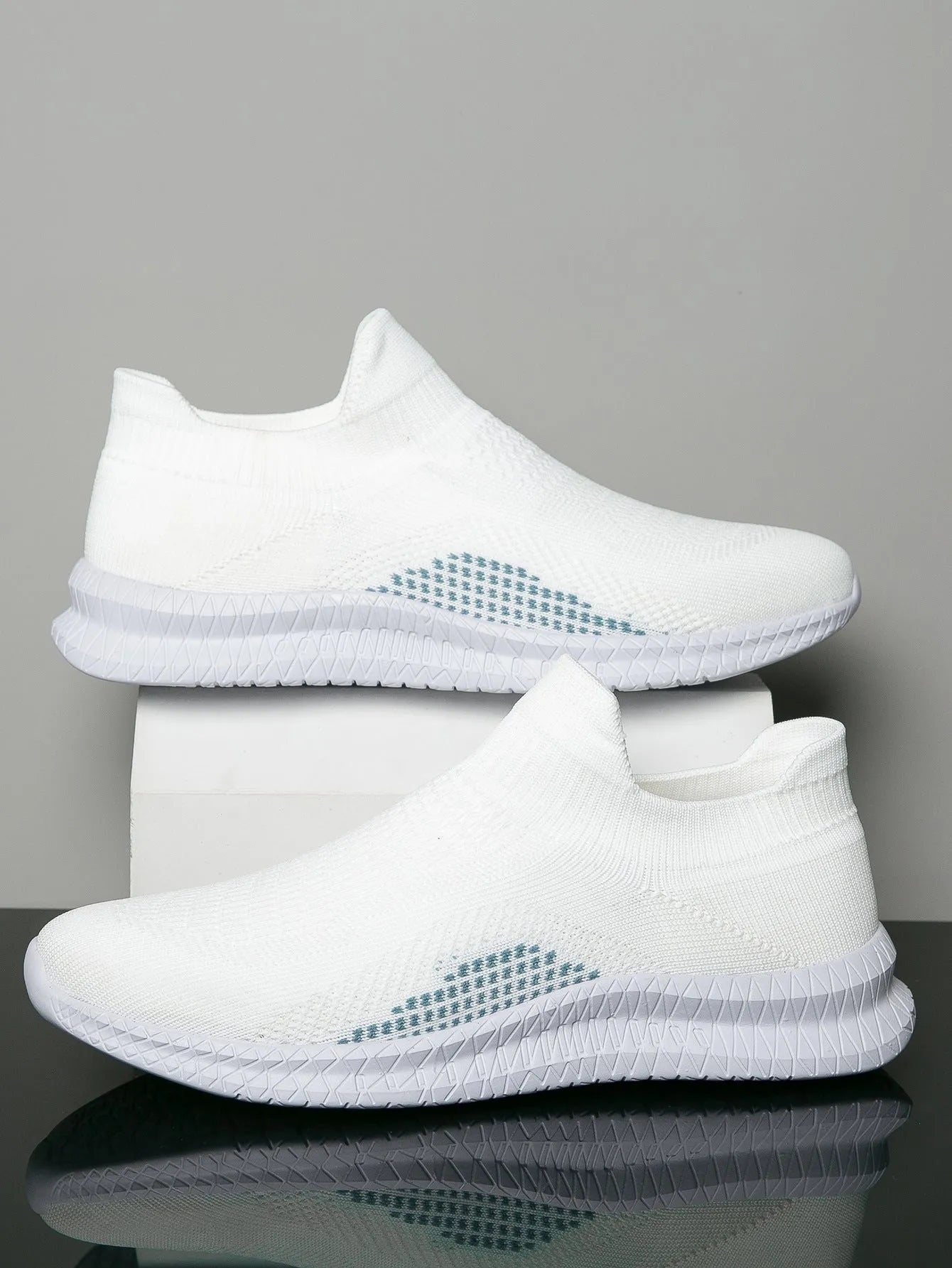 Men's white Popcorn Flyknit low-top casual sneakers with round toe on a neutral background.