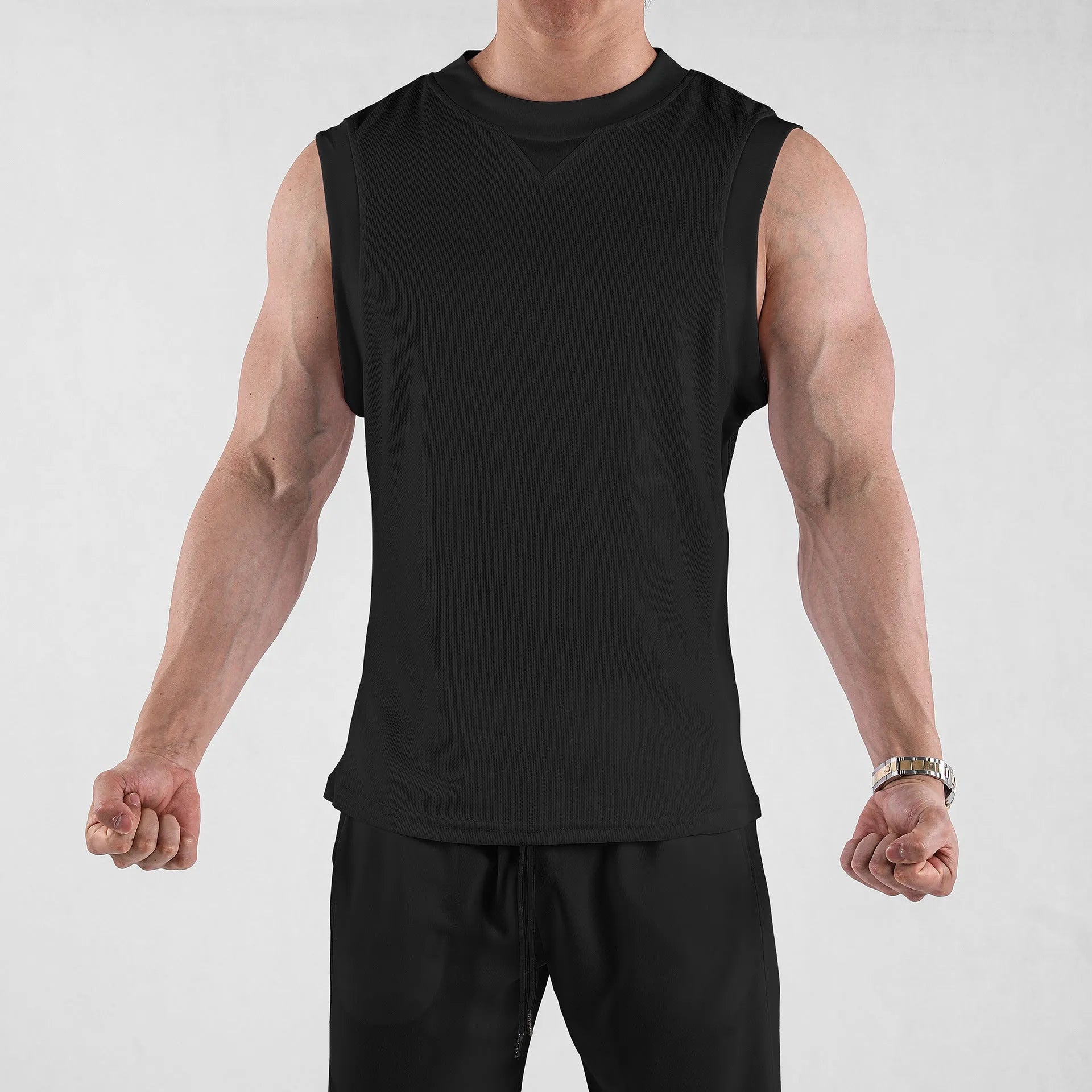 Summer fitness vest in white or black with loose fit and quick-dry properties