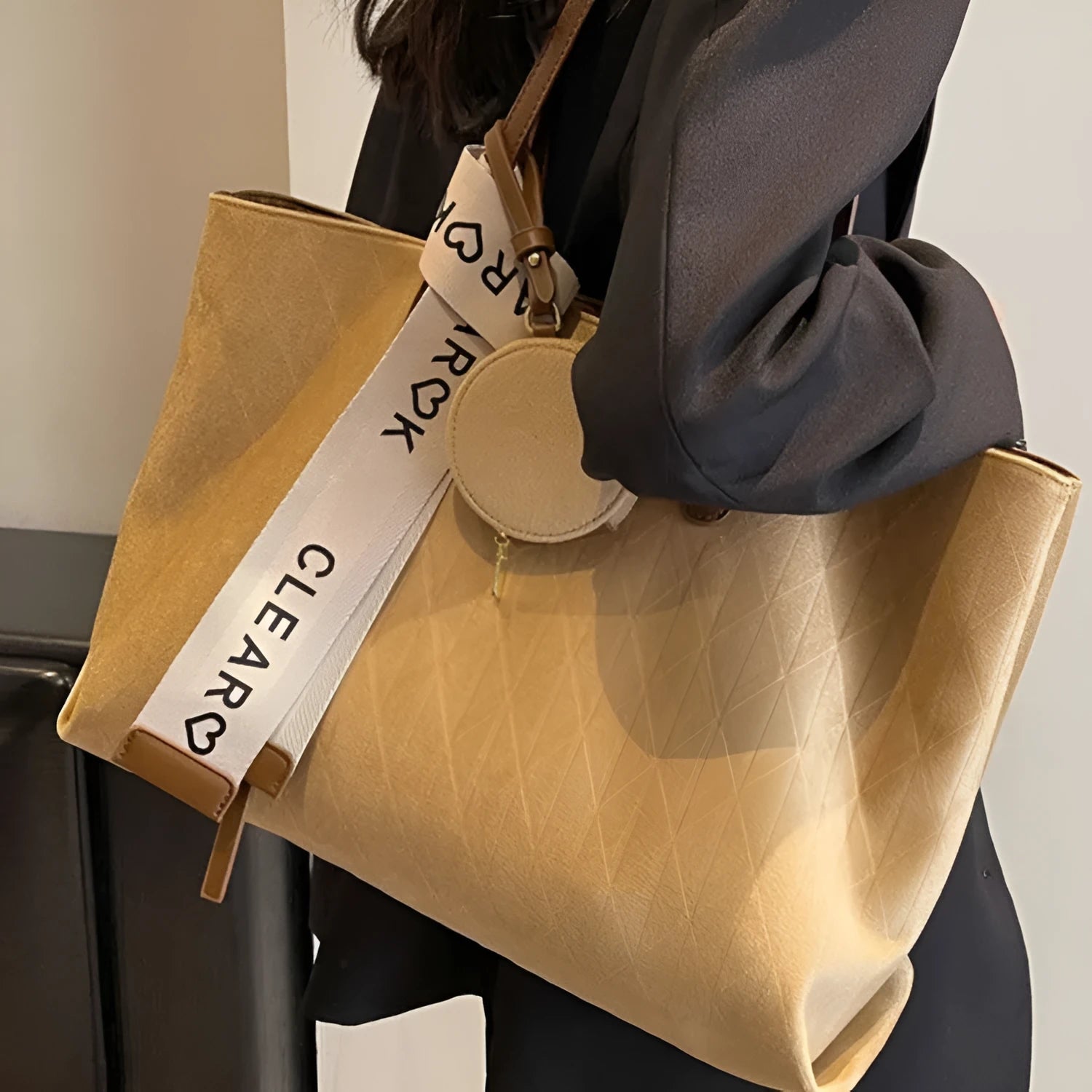 Casual large capacity polyester tote bag with zippered compartment in one of four colours