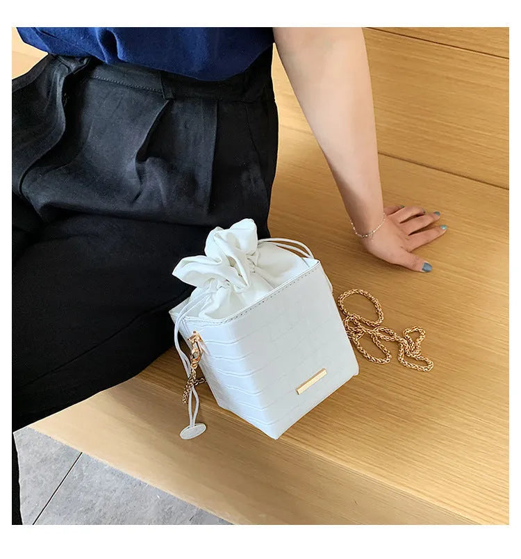 Small women's one shoulder messenger bag with fashion chain in bucket shape design