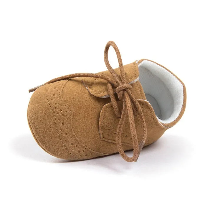Vintage style baby boys soft sole walking shoes in synthetic leather.