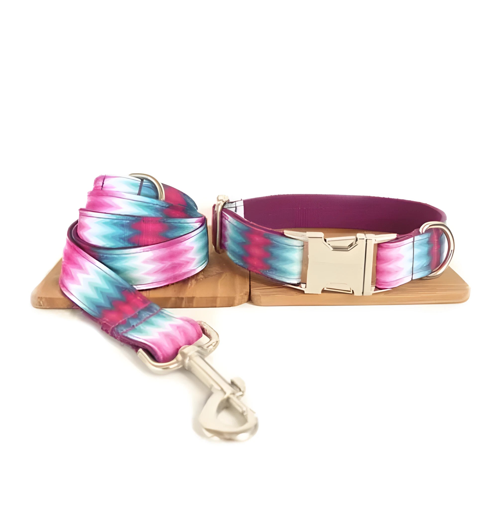 Pattern dog collar colour ribbon traction set in green polyester webbing on white background