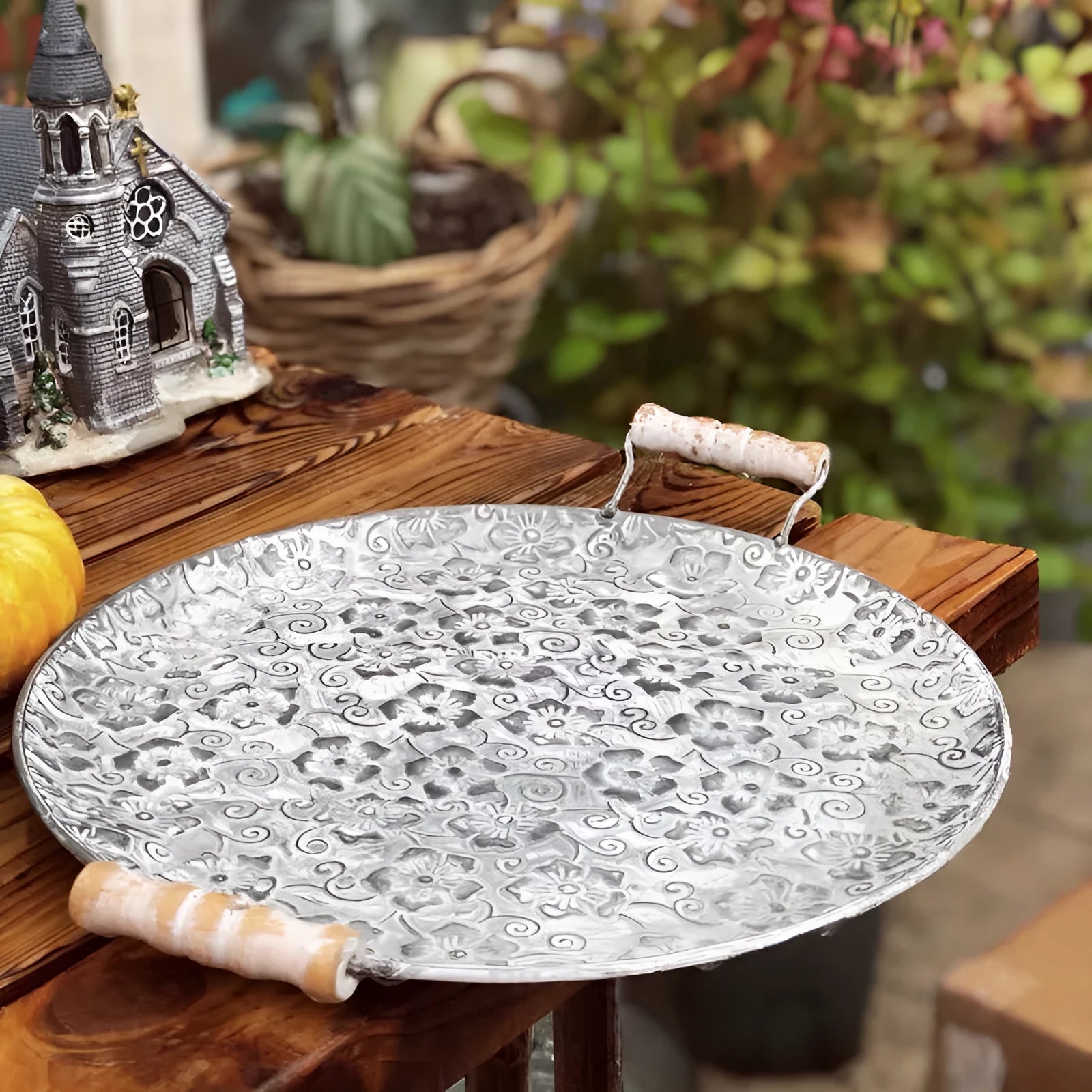 Round wrought iron storage tray with European style design for home organisation