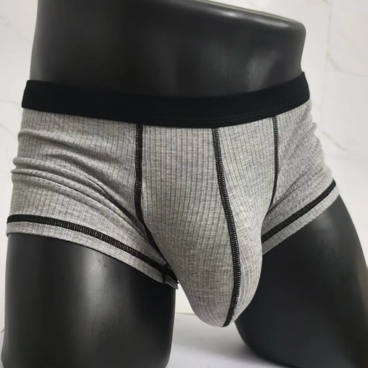 Men's solid colour boxers in breathable fibre fabric on a size chart showing L to 3XL weight ranges.