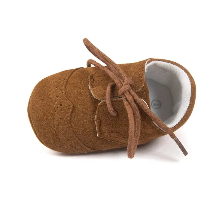 Vintage style baby boys soft sole walking shoes in synthetic leather.