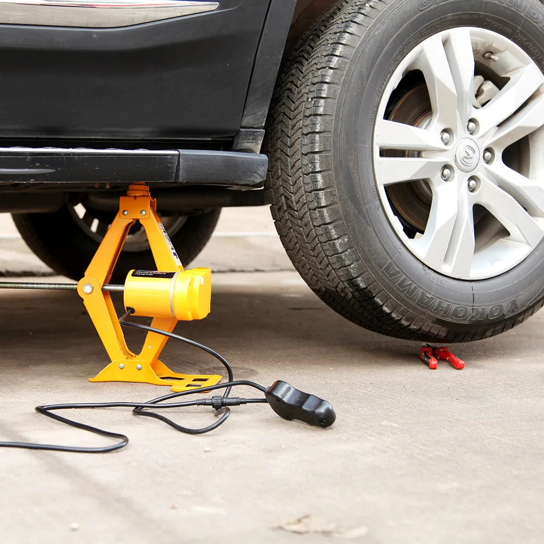 Electric hydraulic jack kit for vehicle lifting with 2-tonne capacity
