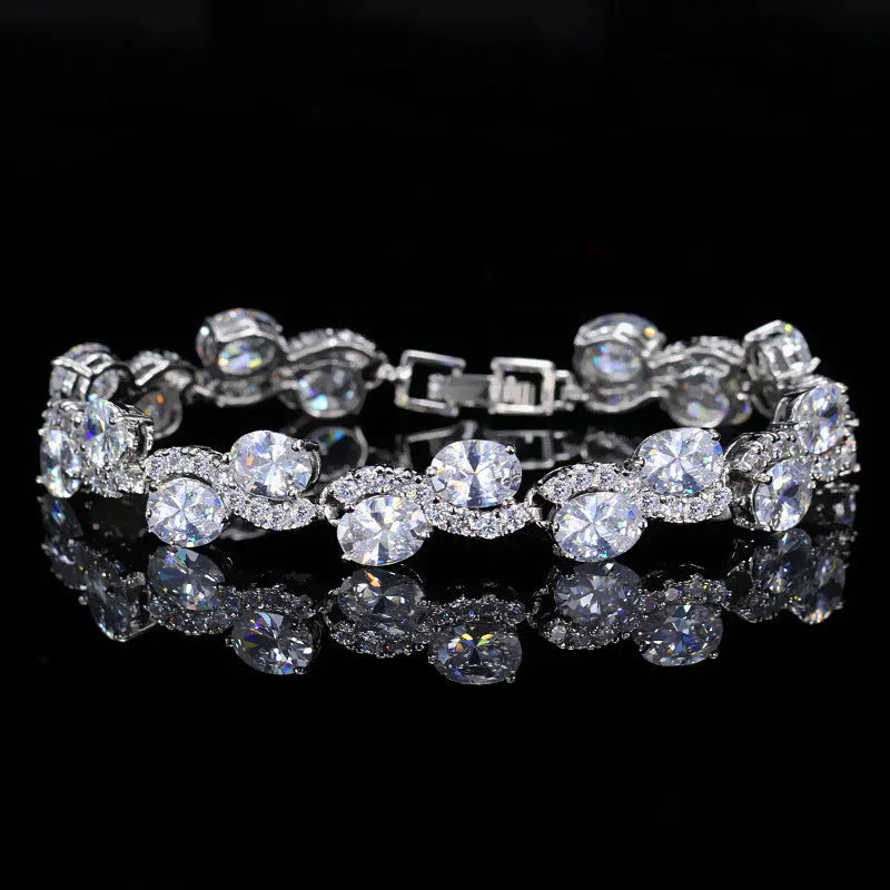 Copper-plated bracelet with gold electroplating and zircon stones in geometric design