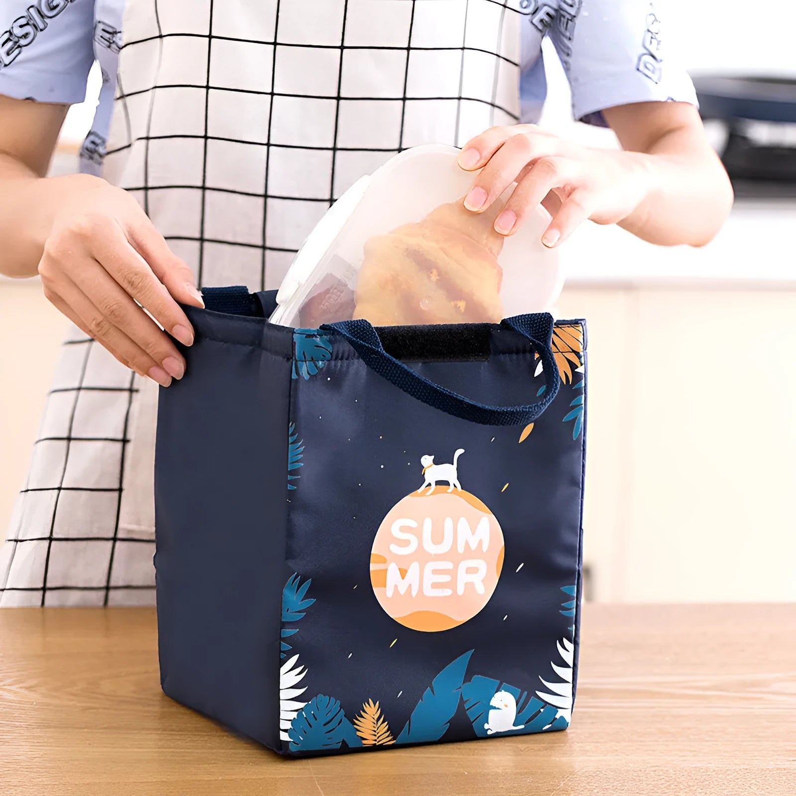 Thickened thermal insulation lunch bag in Oxford cloth with carrying handle and multiple colour pattern options