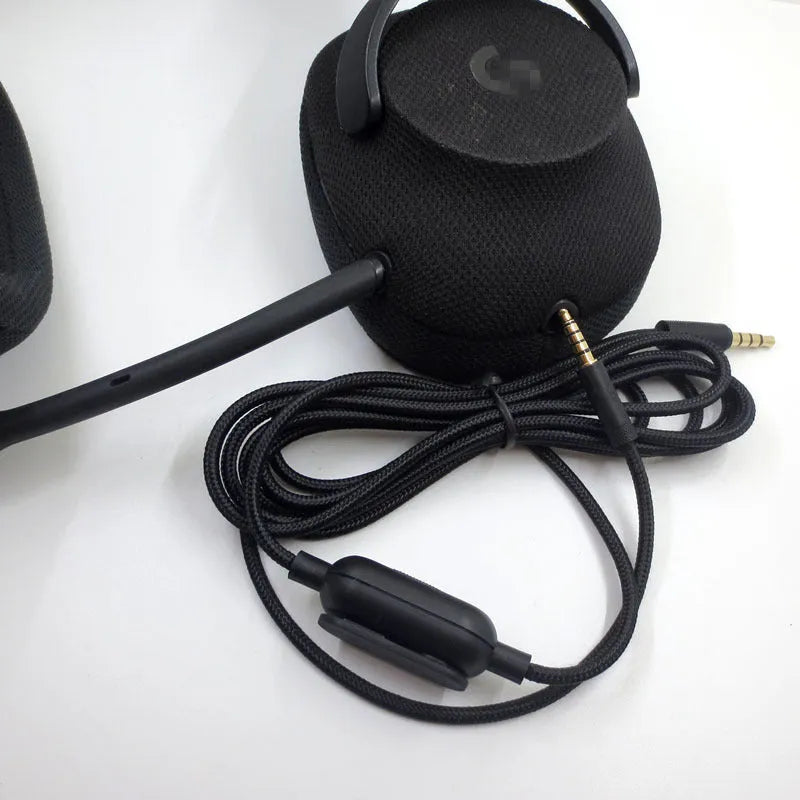 Black universal audio cable with 3.5mm connectors for gaming headsets, measuring 1.2 metres in length.