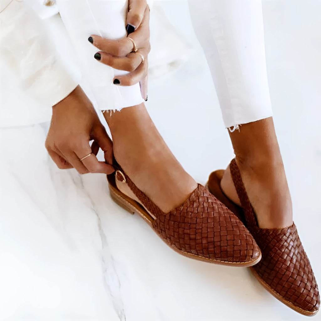 Baotou flat sandals with pointed toes and buckle fastening in various colours