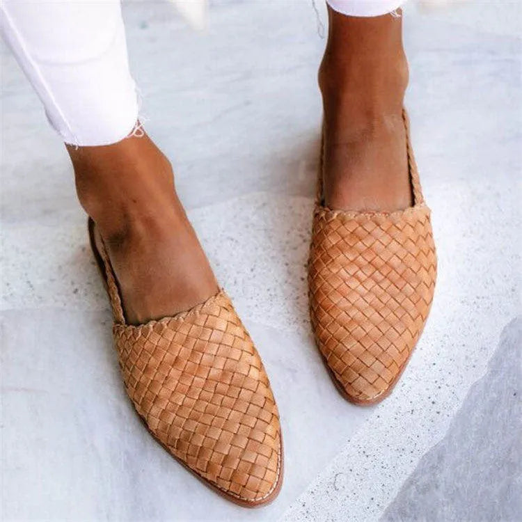Baotou flat sandals with pointed toes and buckle fastening in various colours
