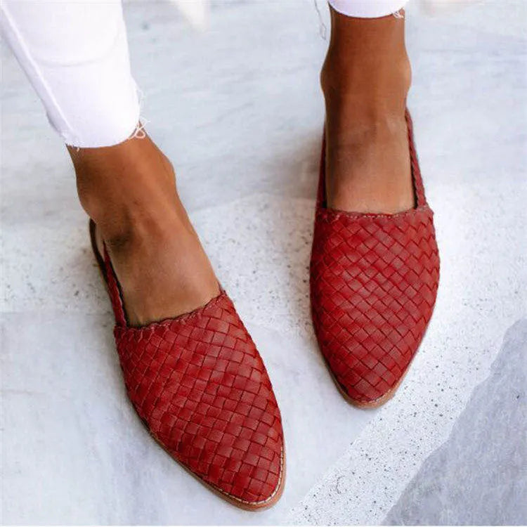 Baotou flat sandals with pointed toes and buckle fastening in various colours