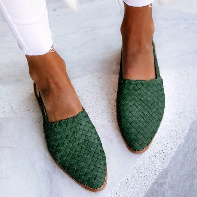 Baotou flat sandals with pointed toes and buckle fastening in various colours