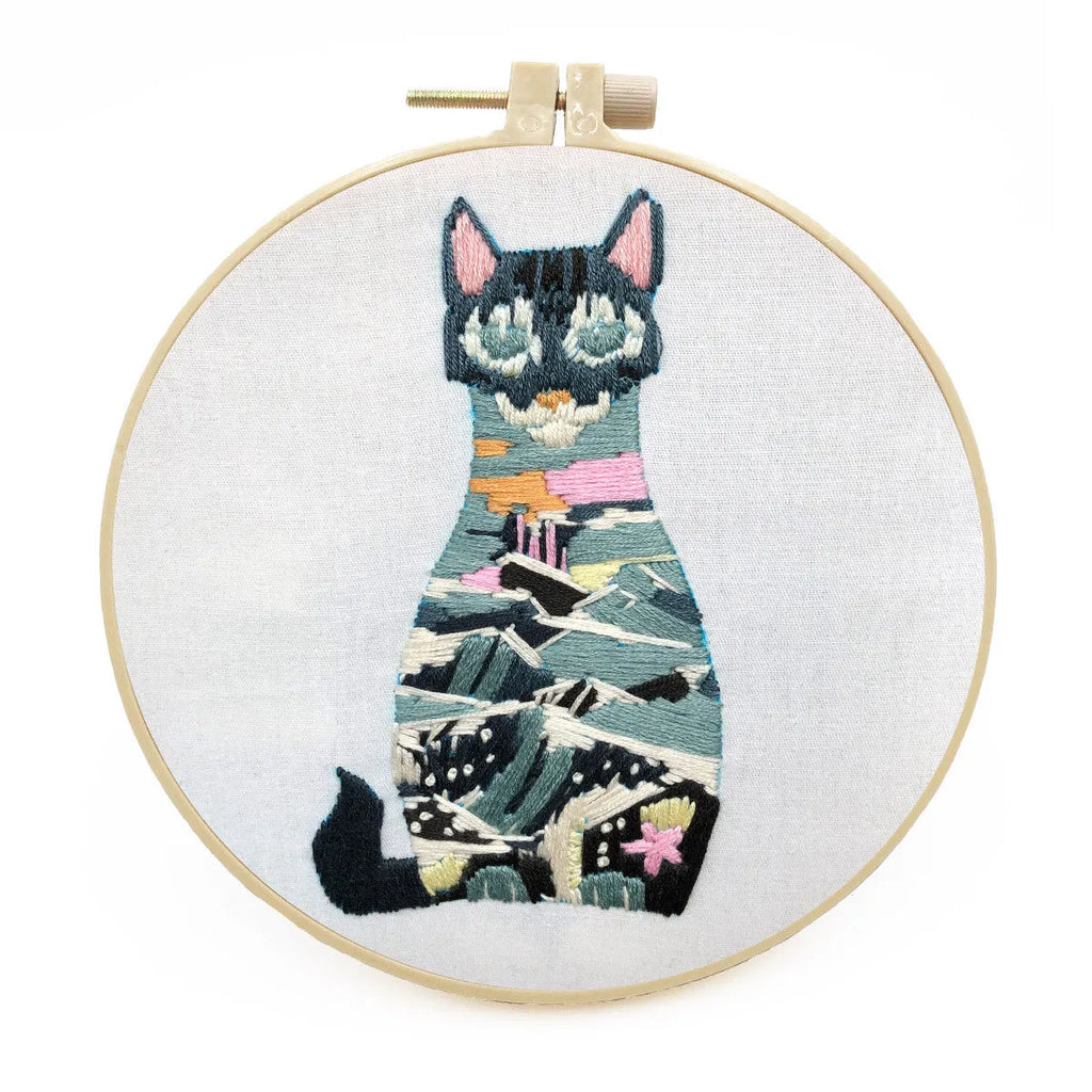 DIY embroidery kit for a three-dimensional cat design on 20cm cotton fabric with a 15cm frame.