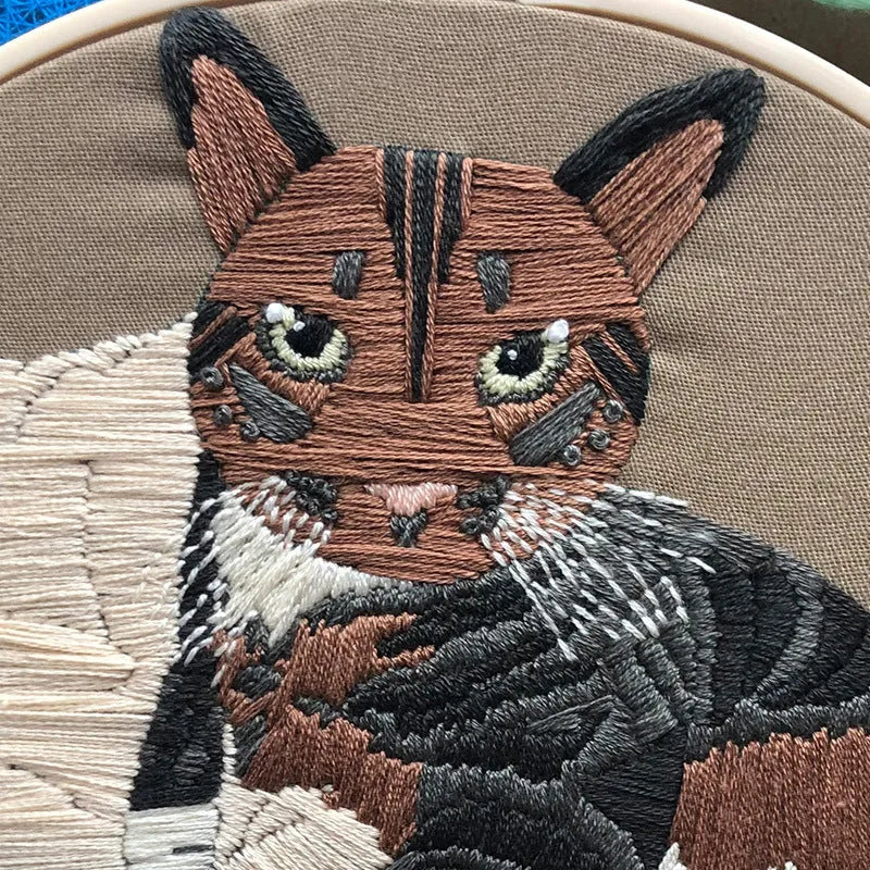 DIY embroidery kit for a three-dimensional cat design on 20cm cotton fabric with a 15cm frame.