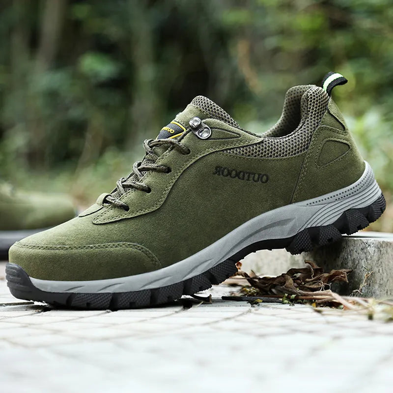 Men's low-top hiking shoes in Army Green with mesh construction and viscose sole