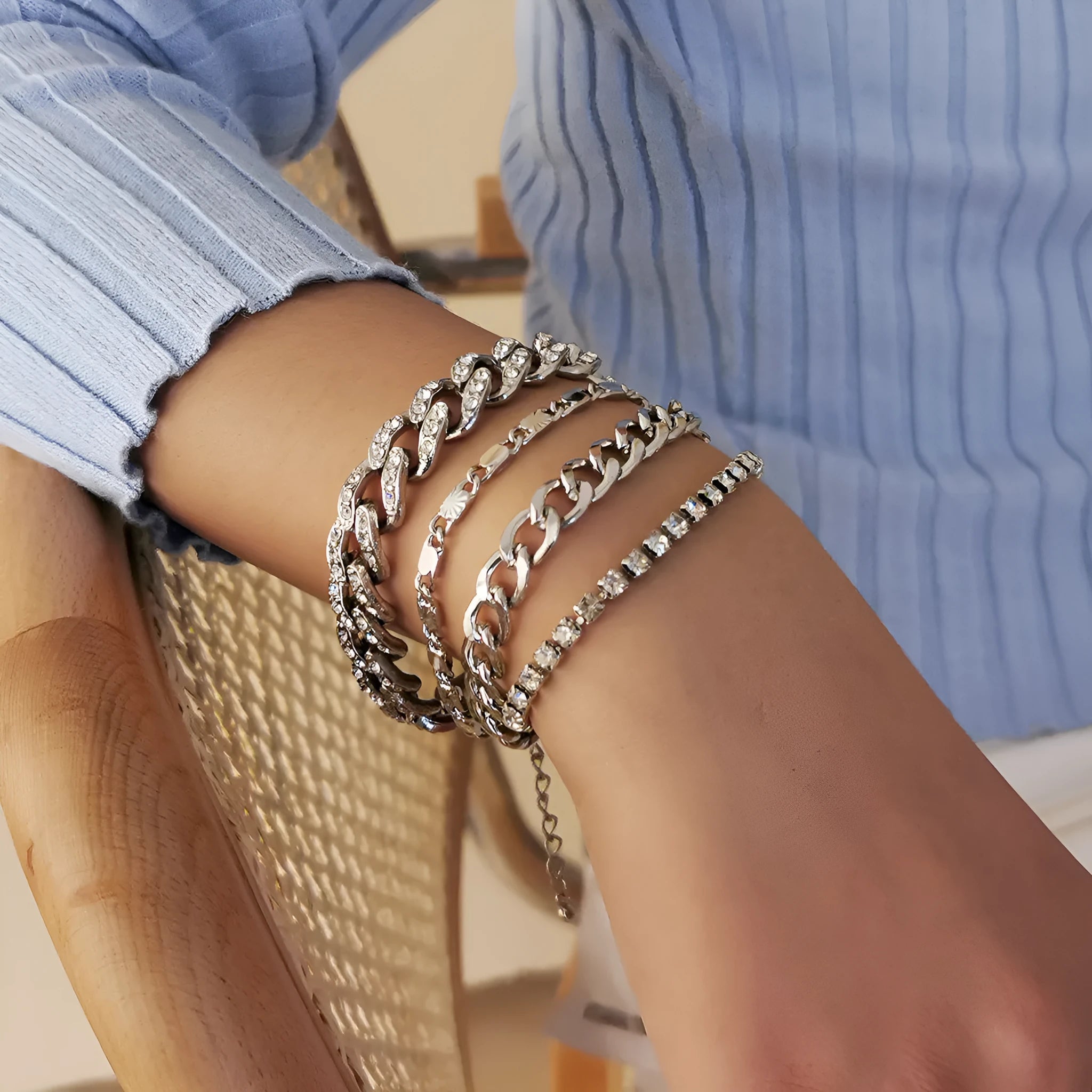 Retro wild snake bone chain bracelet for women in gold metal finish