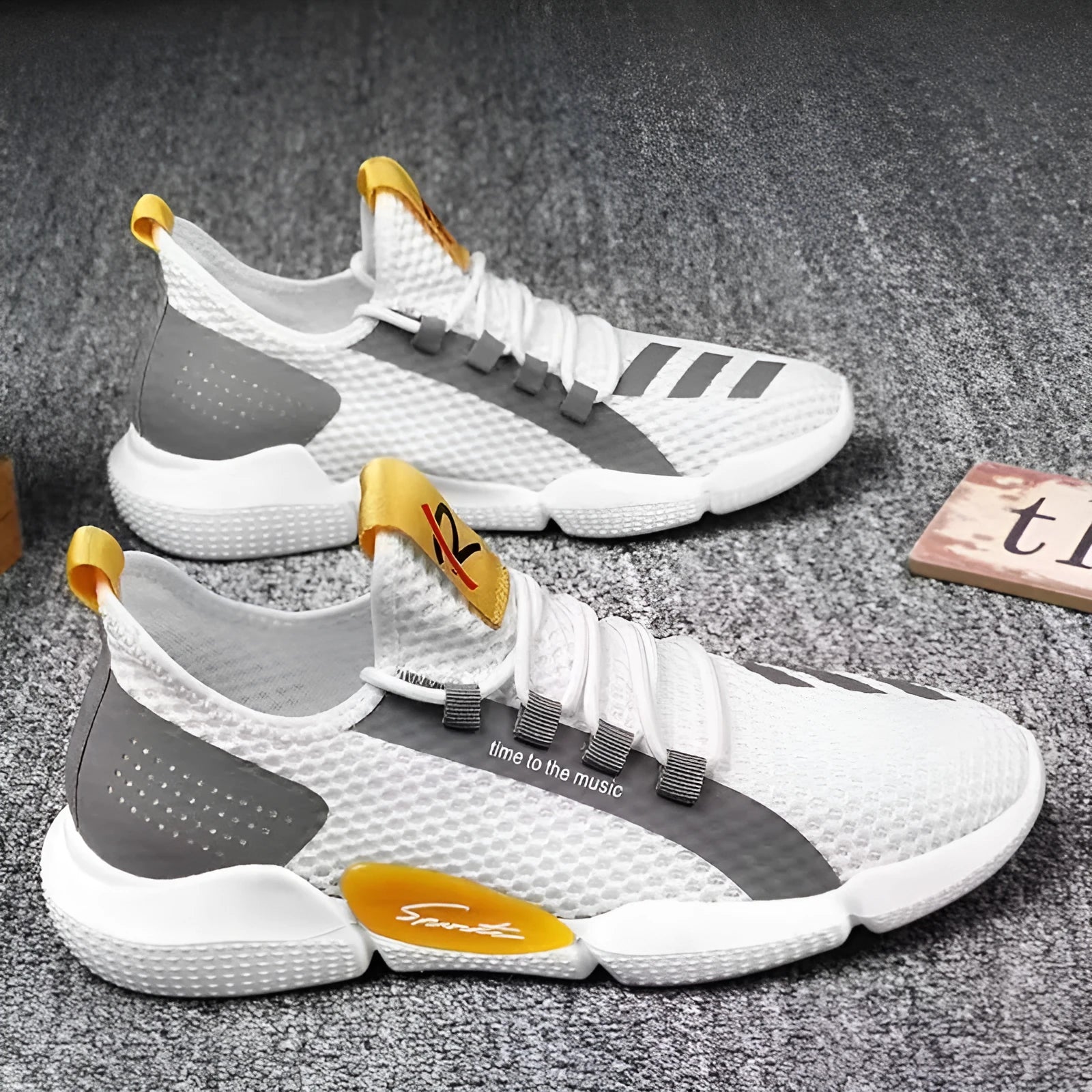Breathable lace-up casual sports shoes in white with low heel and car suture detailing