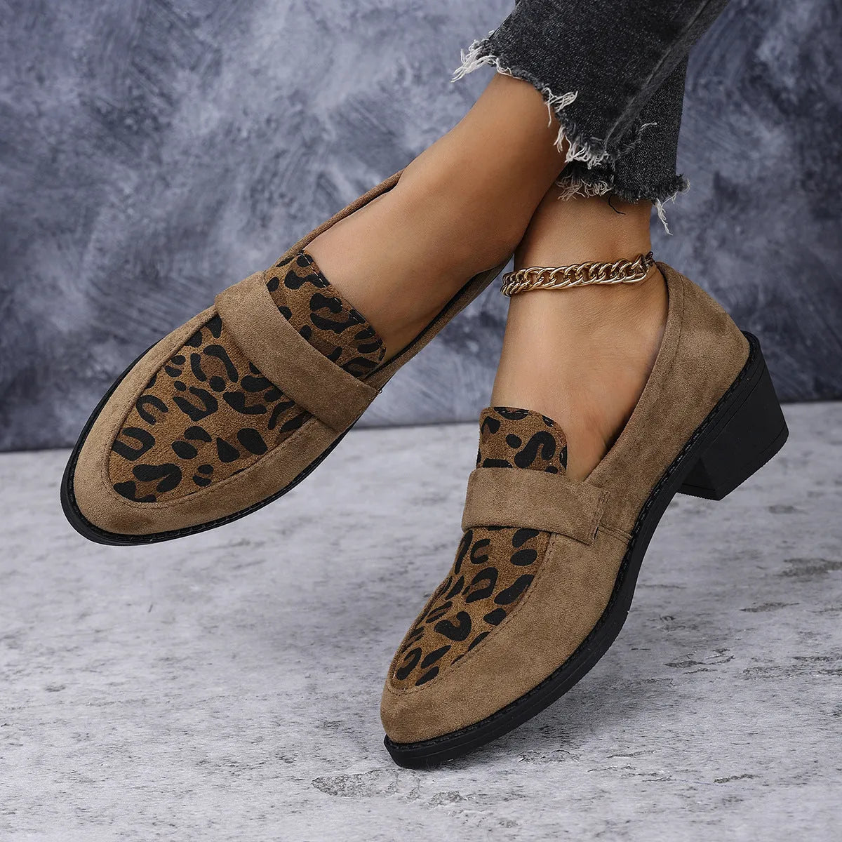 Leopard print slip-on suede pumps with pointed toe and chunky rubber sole in pink colour