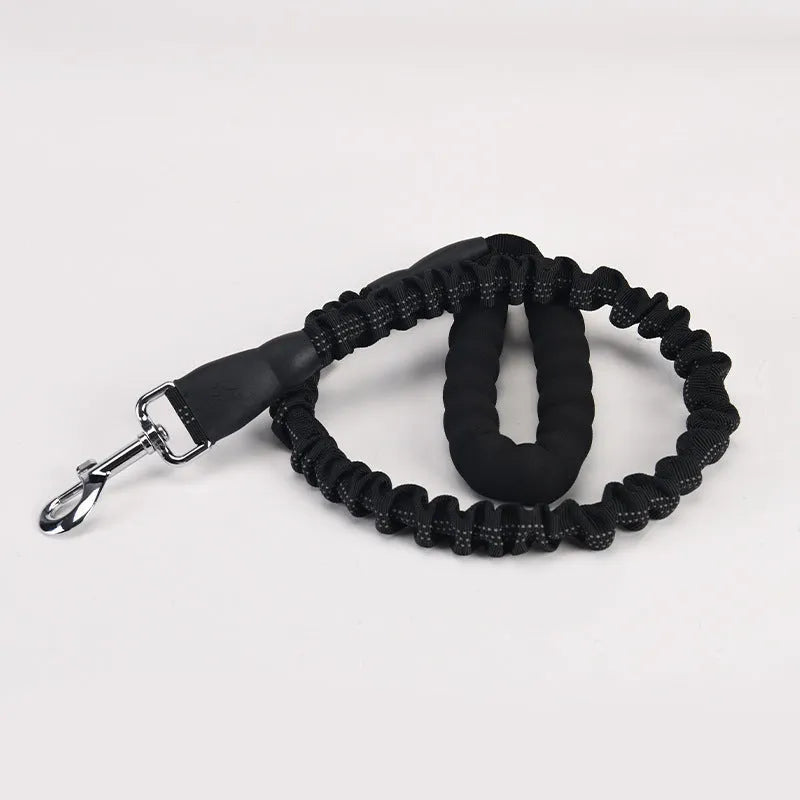 High elastic retractable dog leash in black, 95 to 135cm, with neoprene foam handle and zinc alloy hardware