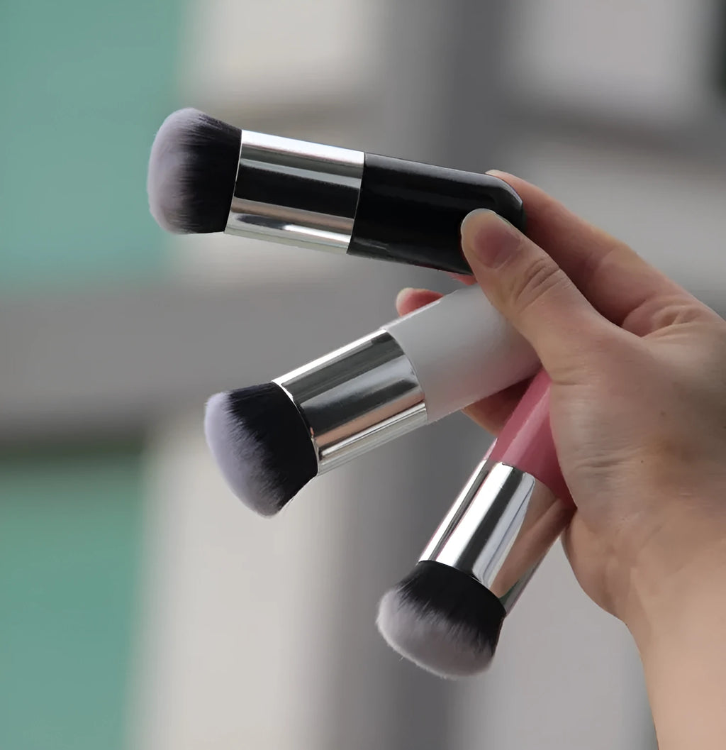 Chubby pier makeup brush with rayon bristles and wooden handle, 11cm total length, available in multiple colours