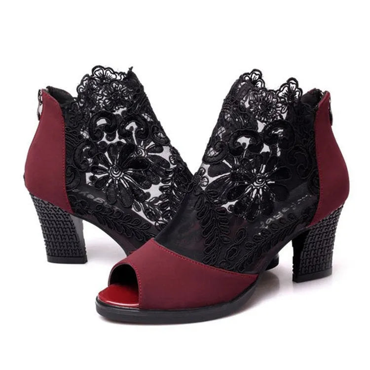 Women's black lace-up gladiator sandals with square heels and zip fastening