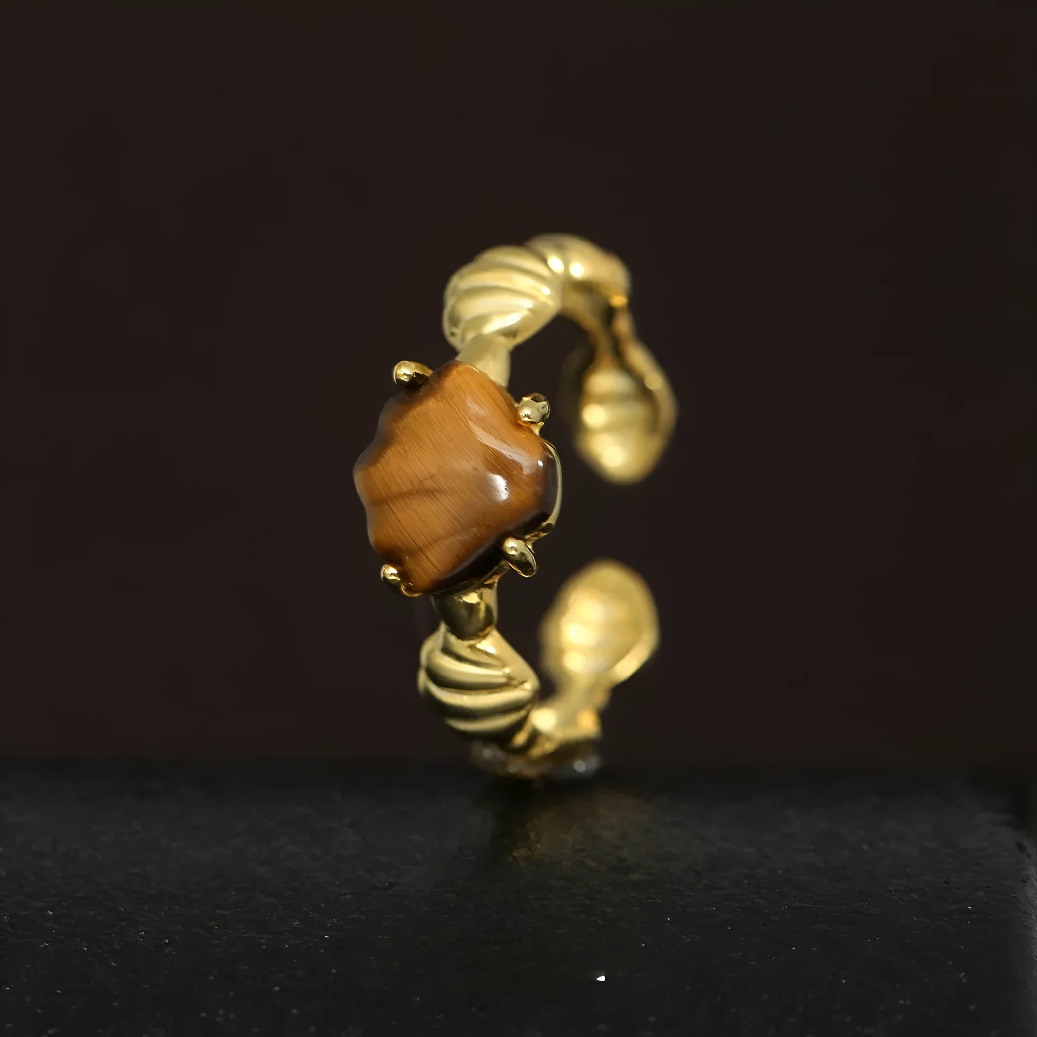 Women's adjustable silver ring with shell decoration and tiger eye stone in white gold finish