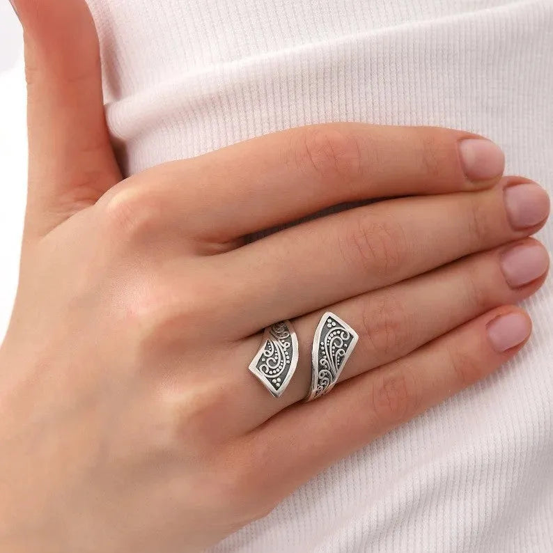 Silver colour retro minimalist women's ring with adjustable opening mechanism