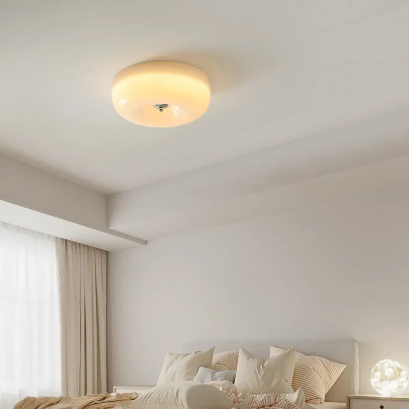 Cream-coloured American-style bedroom ceiling light with three-colour lighting options
