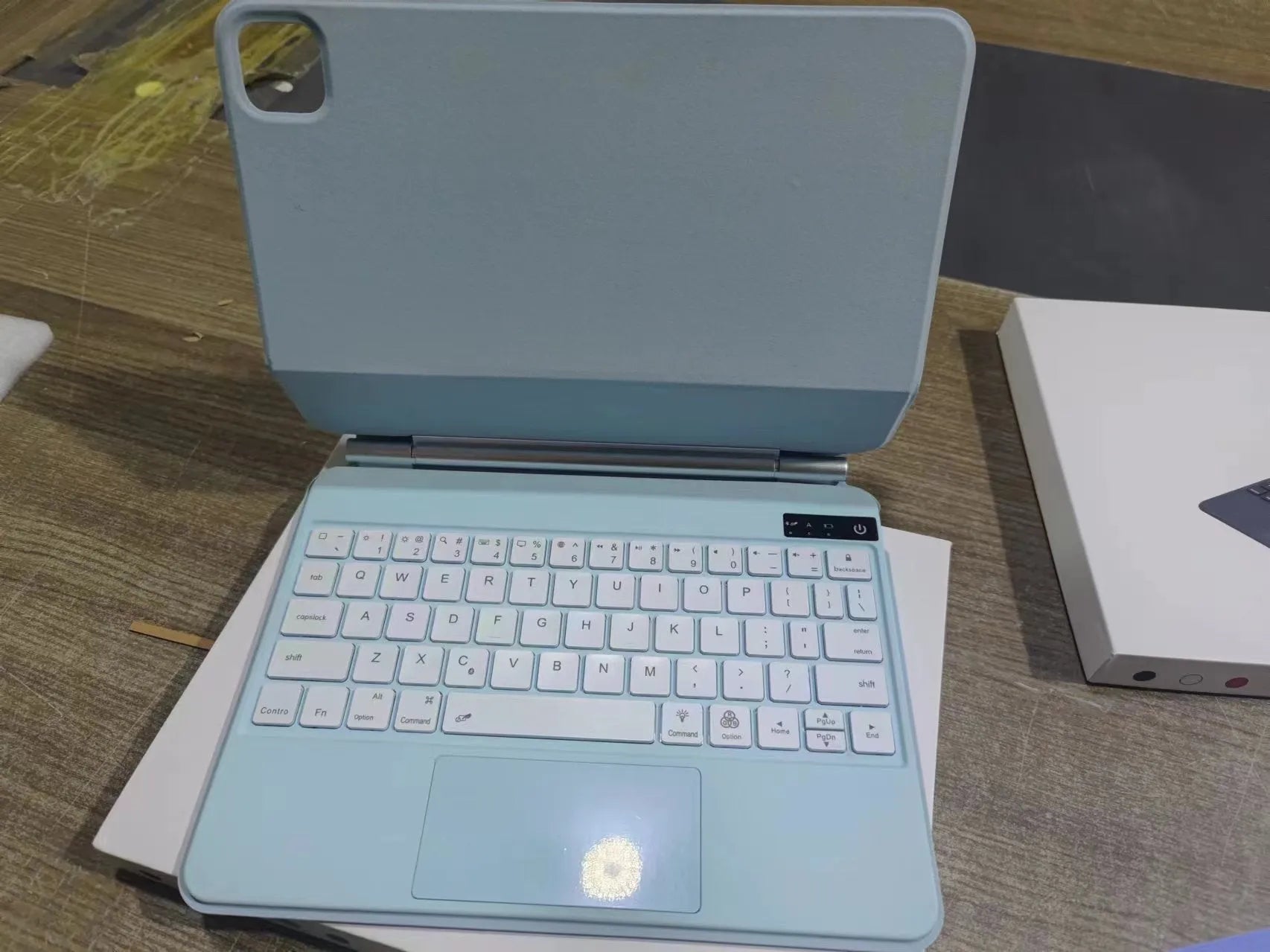 Wireless Bluetooth keyboard with magnetic protective sleeve for iPad tablets in five colour options