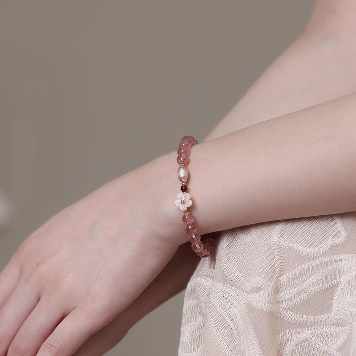 Strawberry quartz peach blossom crystal bracelet with floral pattern and flower-shaped beads