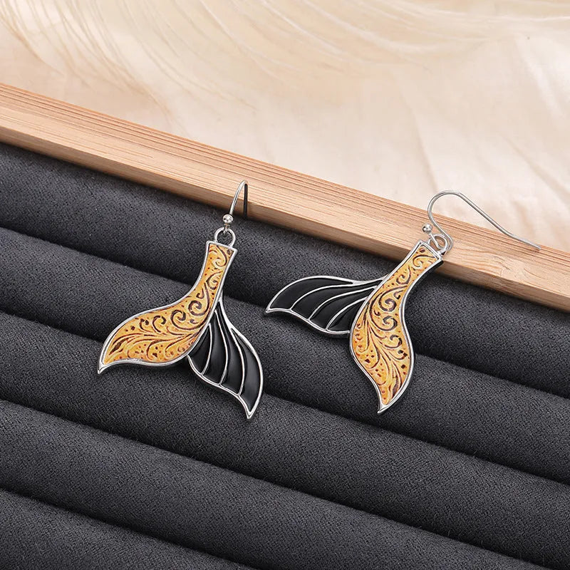 Women's fishtail earrings with whale motif in white gold colour retro style