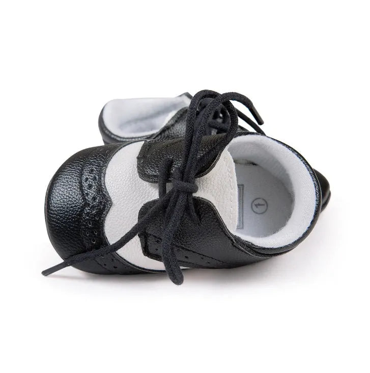Vintage style baby boys soft sole walking shoes in synthetic leather.