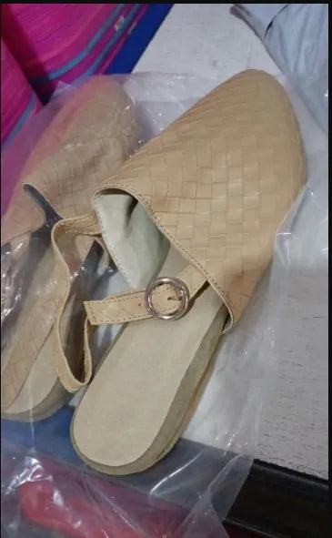 Baotou flat sandals with pointed toes and buckle fastening in various colours