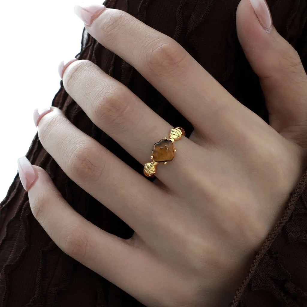 Women's adjustable silver ring with shell decoration and tiger eye stone in white gold finish