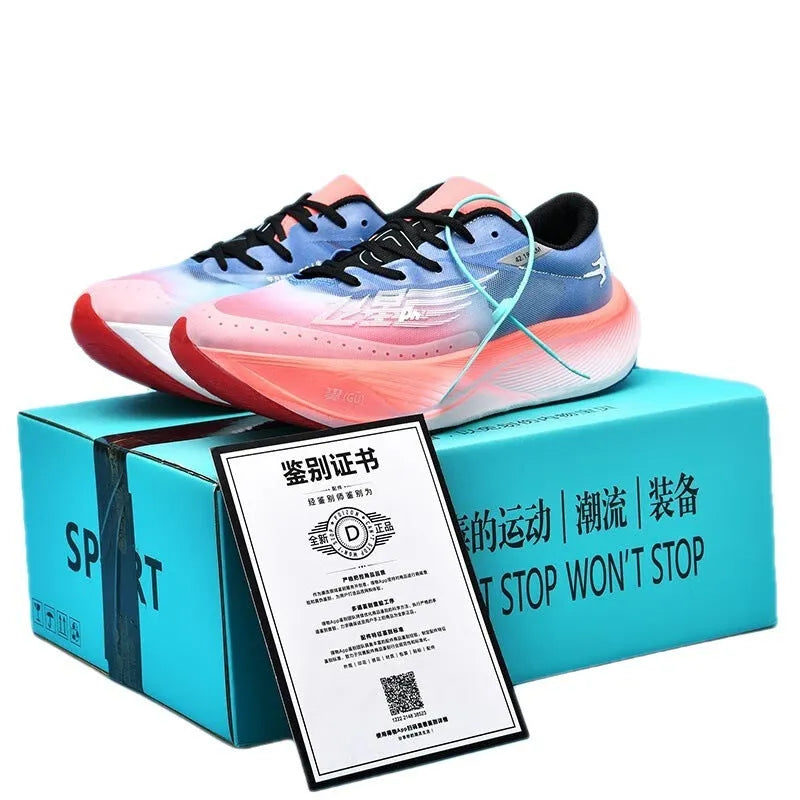 Low-top racing sneakers with carbon plate, PU mesh upper in multiple colours, and natural rubber sole.