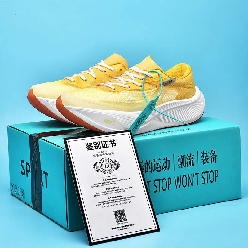 Low-top racing sneakers with carbon plate, PU mesh upper in multiple colours, and natural rubber sole.