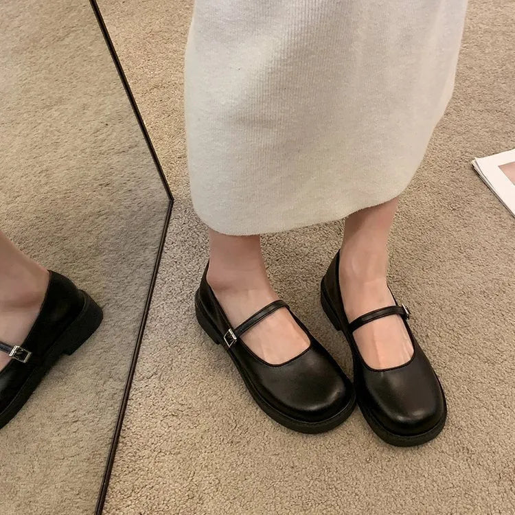 Solid colour women's French vintage leather shoes with flat heel and round toe in red, matte black, or greyish black.