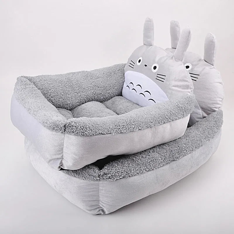 Cartoon-style pet bed for small dogs and cats with a washable cover in a choice of colours.