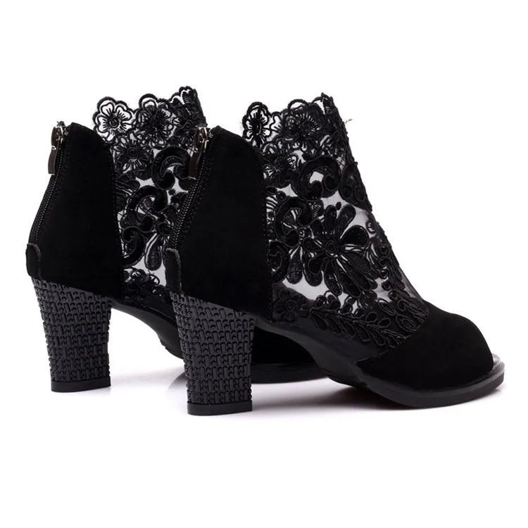 Women's black lace-up gladiator sandals with square heels and zip fastening