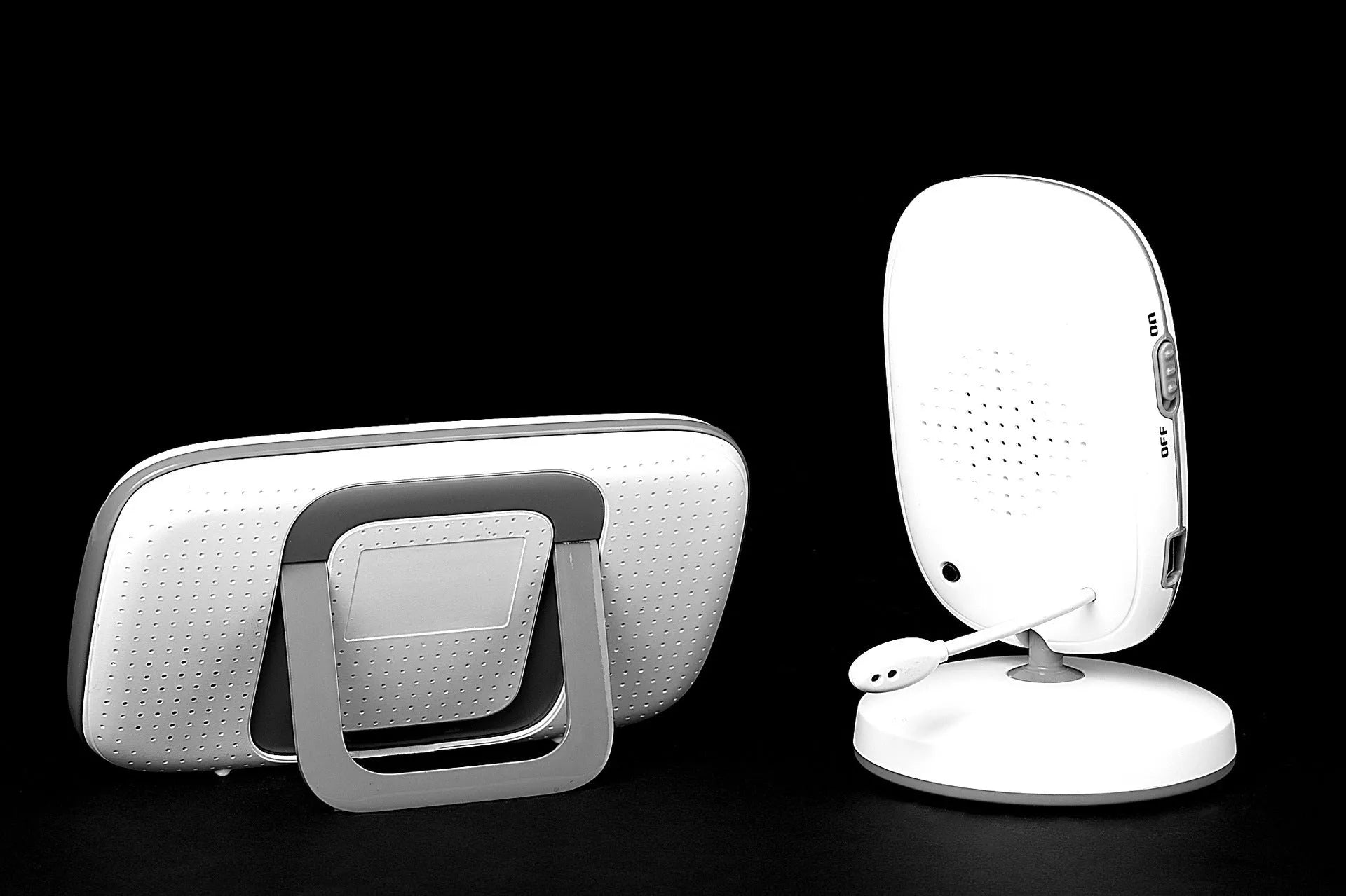 VB603 digital baby monitor showing parent unit with 3.2" colour screen and compact camera with night vision LEDs.