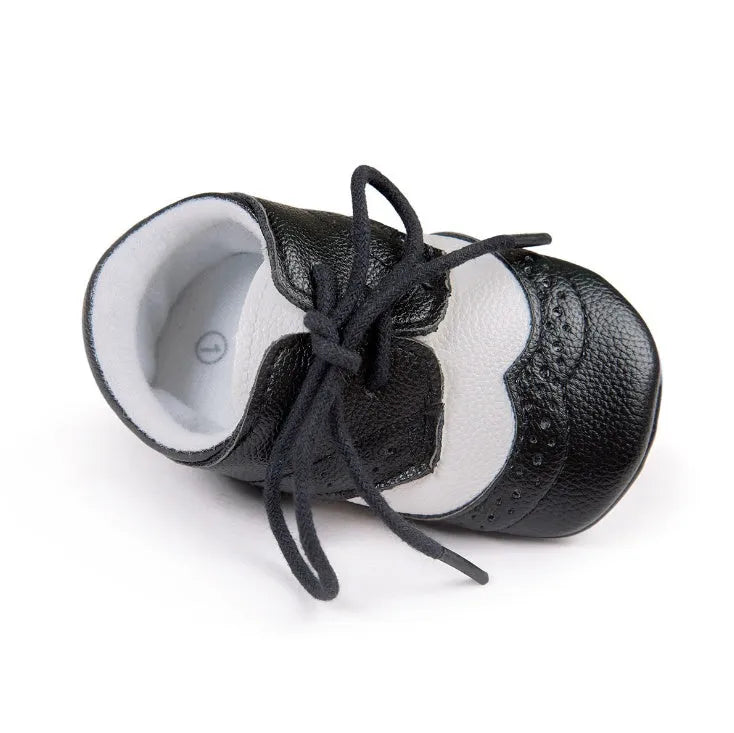 Vintage style baby boys soft sole walking shoes in synthetic leather.