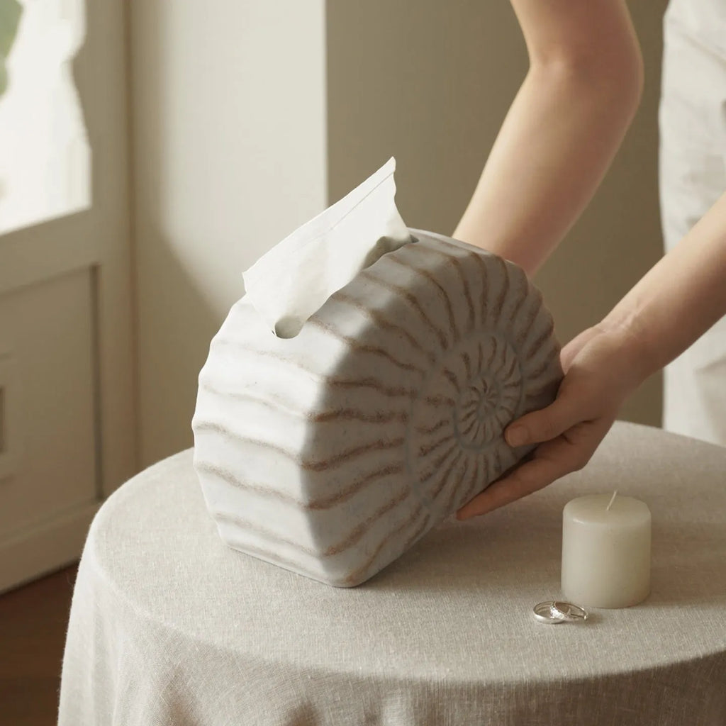 Conch ramble patterned resin tissue box with modern design
