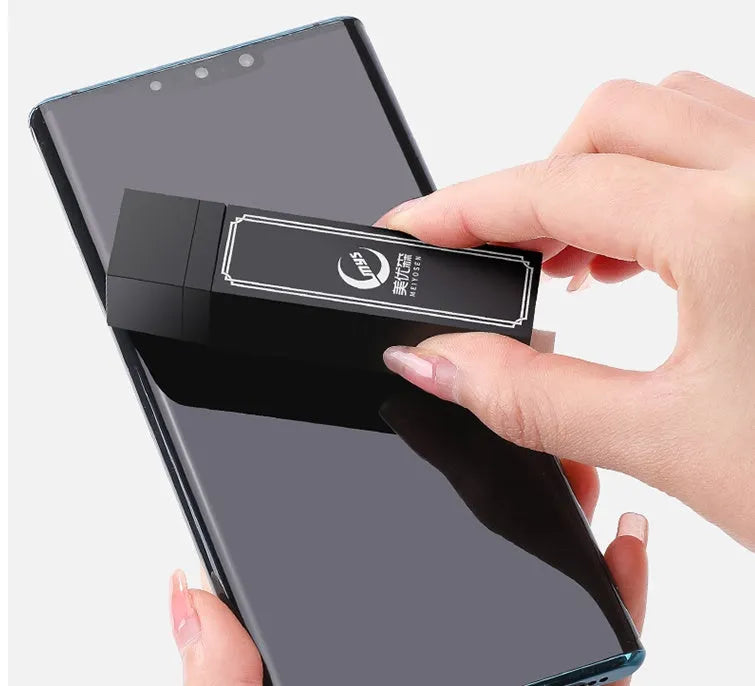 Black pack of 40 disposable screen cleaner wipes for mobile phones and tablets